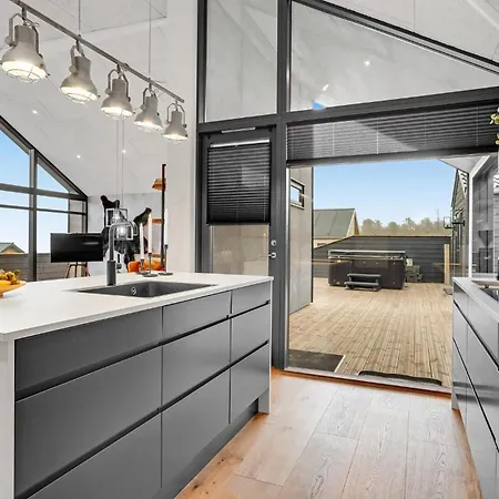 Casa de Férias Gorgeous In With Kitchen Sjolund